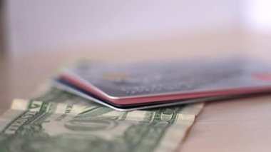 Plastik kartları dolar banknotunun üstüne koymak