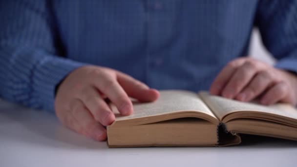 Mãos de Mans Feche suavemente o livro grosso. Concluir a leitura de um livro literário — Vídeo de Stock