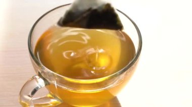 Çay fincanında çay poşeti. Fincanda Yeşil Çay