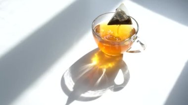 Çay fincanında çay poşeti. Fincanda Yeşil Çay