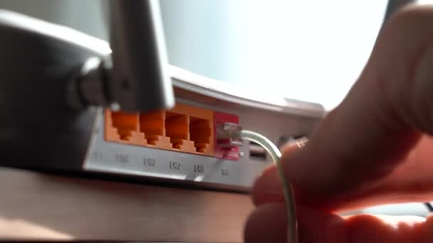 Close up: Mani maschili Scollegare il cavo Internet dal router — Video Stock