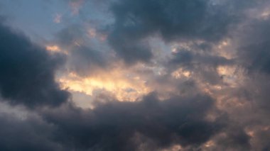 Bulutlar GLOBAL İKLİM UYARI 'nın etkisini gösteriyor. Soyut bulutlar arka planda. Kara dramatik bulutlar hızlı hareket eder. Ragged Thunder Sunset gökyüzünün güneşli bölgelerini kaplıyor.