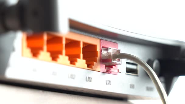 Close up: Mannelijke handen loskoppelen van de Internet Kabel van de Router — Stockvideo