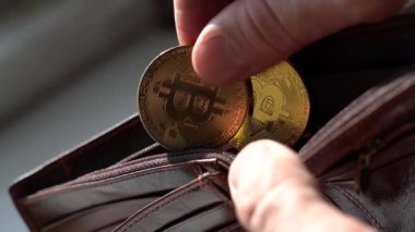 Bozuk para ve cüzdan. Cüzdana bitcoin koy.