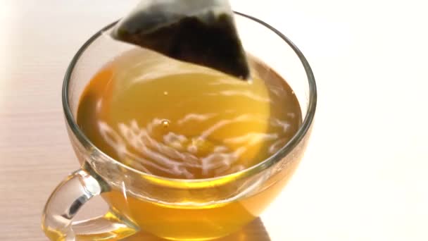 Bolsa de té en una taza de té. Té verde de cerveza en una taza — Vídeo de stock