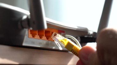 Yönlendiriciden İnternet Kablosu Bağlanıyor