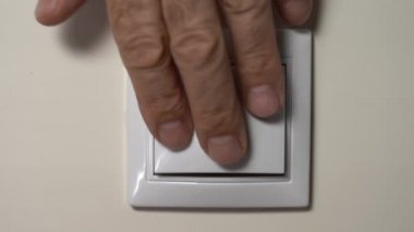 El Yaşlısı Adam, Duvar Anahtarı 'nın Işığını Kapatıp Açar