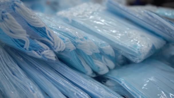Nouveaux emballages non ouverts de masques médicaux en polyéthylène, gros plan — Video