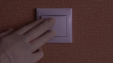 Eldiven Adam, Duvar Anahtarı 'nın Işığı' nı kapatır ve açar. Elektrikli Işığı Aç ve Kapat.