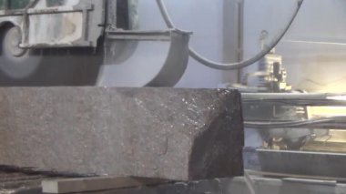 Büyük dairesel testere taşı keser. Soğutmak için su kullanımı. Endüstriyel Doğa Testere Graniti