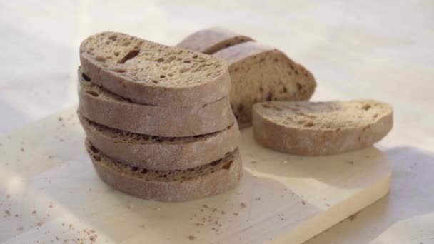 Κομμένο λευκό ψωμί που πέφτει στο τραπέζι σε αργή κίνηση — Αρχείο Βίντεο