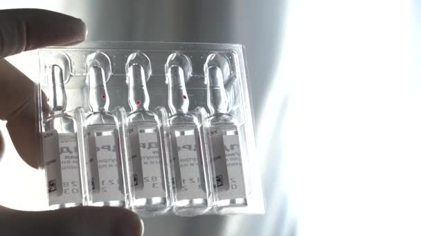 Pegang Ampoule Medis Kaca dengan Cair — Stok Video