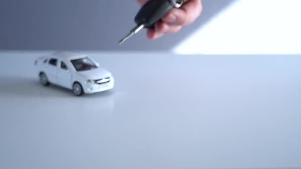 Une main de Mans mettant quelques clés de voiture avec la télécommande sur la table — Video