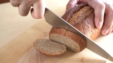 Mutfakta Ekmek Dilimlemek