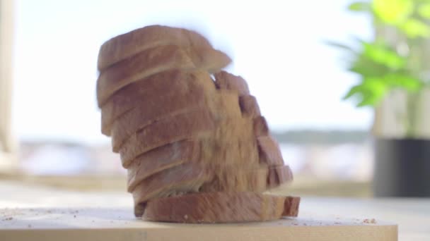 Skivat vitt bröd faller på bordet i långsamma rörelser — Stockvideo