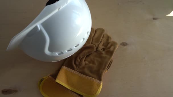 Pegue o capacete de trabalho e luvas de trabalho da mesa. — Vídeo de Stock