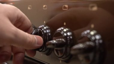 Ev benzini ocağındaki tüm benzinleri aç. El Düğmeleri Döndürür. Alıcı Mağazadaki Gaz Fırınlarını Seçiyor. Yakın plan.