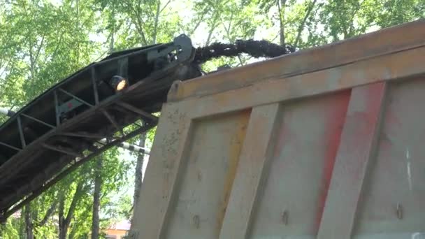 A carregar Asfalto velho num camião basculante. Obras de reparação rodoviária — Vídeo de Stock