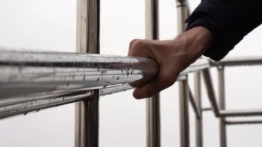 Sulu Krom kaplı Engelliler korkuluklarına tutunun Bulutlu Yağmurlu bir günde