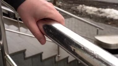 Sulu Krom kaplı Engelliler korkuluklarına tutunun Bulutlu Yağmurlu bir günde