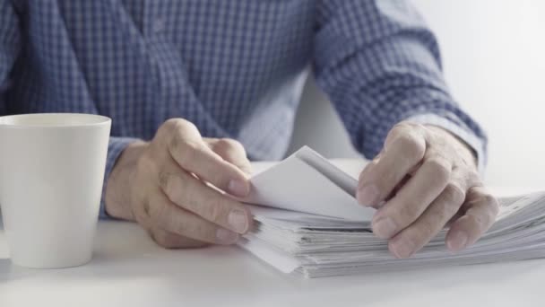 As mãos dos escrivães estão trabalhando com arquivos de papel — Vídeo de Stock