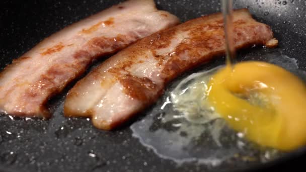 Huevos fritos con tocino en una sartén. Primer plano — Vídeo de stock