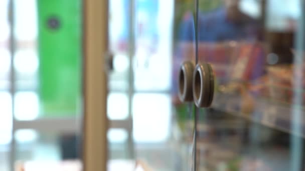 Alışveriş Arabası Gelen ve Raftan bir paket sosis almak için Dükkandaki Buzdolabını Açıyor. Alıcı Market Dolaptan Yiyecek Seçiyor — Stok video
