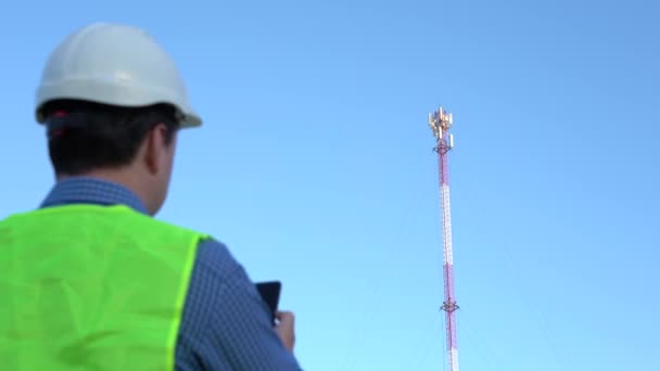 Ingeniero celular junto al mástil — Vídeo de stock