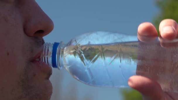 Bere acqua pulita da una bottiglia. Sete Quenching. Primo piano — Video Stock