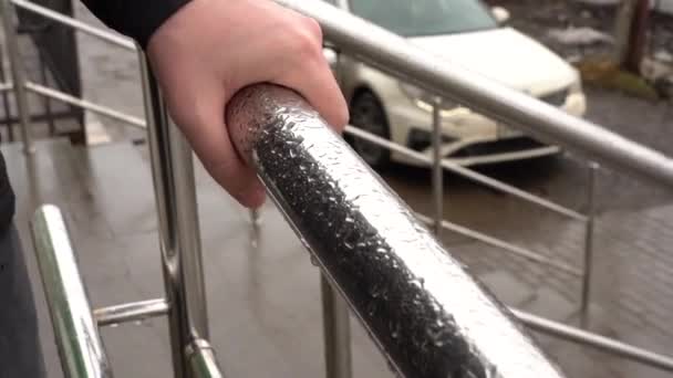 Agárrese a las barandillas metálicas cromadas húmedas del parapeto para discapacitados un día lluvioso nublado — Vídeo de stock