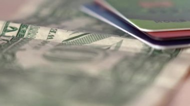 Plastik kartları dolar banknotunun üstüne koymak