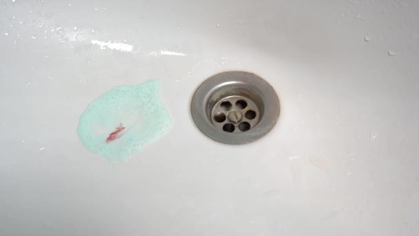 Tandpasta met bloed in de gootsteen. Bloed bij het poetsen van tanden — Stockvideo