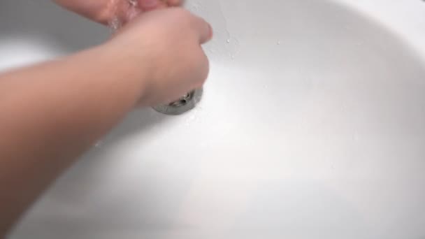 Чоловік миє обличчя у ванній — стокове відео