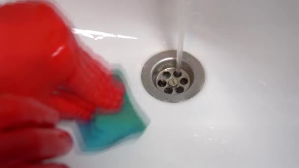 Éponge lavabo en céramique. La main masculine dans un gant en caoutchouc nettoie le lavabo blanc — Video