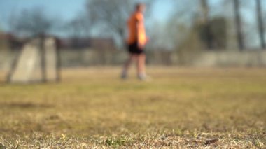 Bulanık video. Ağır çekim. Antrenman sırasında genç futbolcuların bacakları