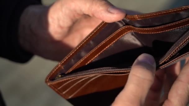 Un uomo anziano ha una borsa vuota. Il concetto di povertà in pensione — Video Stock