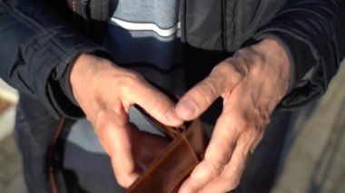 Yaşlı bir adam boş bir çanta tutuyor. Emeklilikteki yoksulluk kavramı