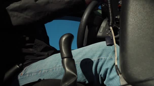 Um homem limpa o volante com toalhetes molhados desinfetantes enquanto está sentado no carro — Vídeo de Stock
