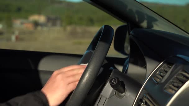 Um homem limpa o volante com toalhetes molhados desinfetantes enquanto está sentado no carro — Vídeo de Stock