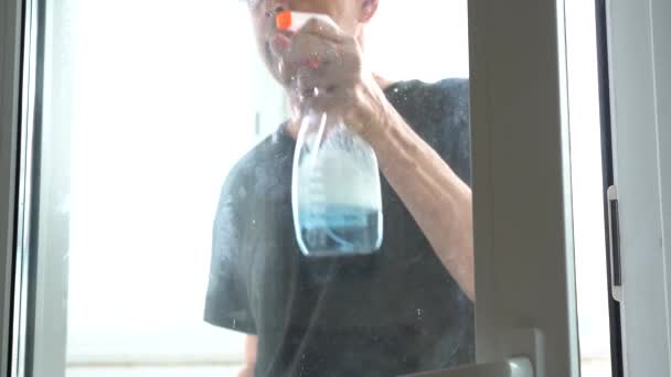 Spray detergent onto window glass. — Stock Video