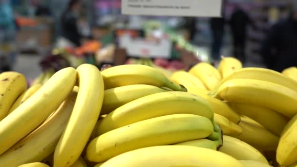 Érett friss banán egy állványon egy szupermarketben — Stock videók
