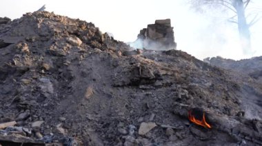 Sigara kalıntıları. Ahşap Ev yanıp kül oldu. Tüttüren, Kararmış Yapı Yıkıntısı Yerle Bir Olan