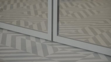 Temassız Otomatik Kapılar Kapanıyor. Yakın plan. Gün ışığı Gün ışığı