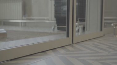 Temassız Otomatik Kapılar Kapanıyor. Yakın plan. Gün ışığı Gün ışığı