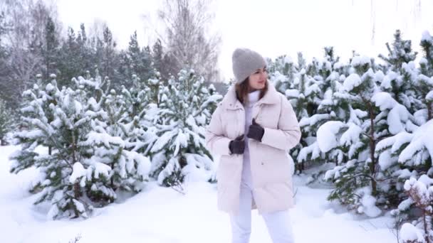 Vacker ung kvinna i en snöig skog. — Stockvideo