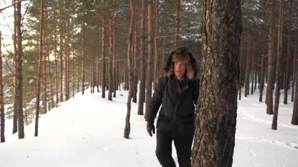 Un uomo anziano viaggia attraverso un inverno gelido foresta innevata — Video Stock