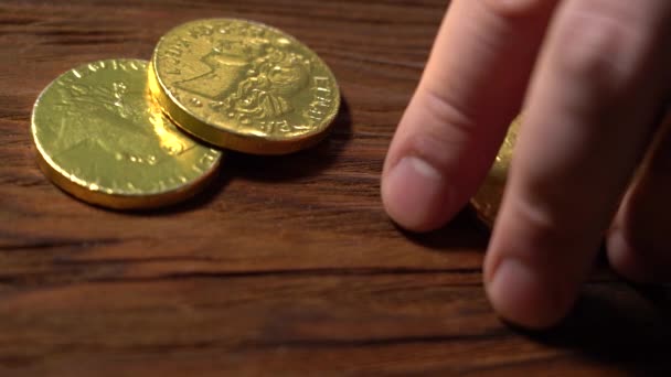 Tome las monedas de oro de la mesa. Concepto: Toma el dinero — Vídeos de Stock