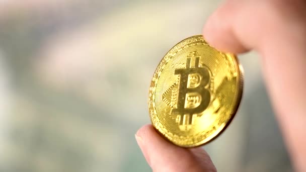 Dolarların Arkasında Altın Bitcoin Parası Tutun. Mans Fingers Bitcoin Altın Parasını Tutuyor — Stok video