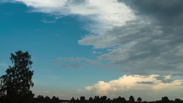 雨前的云彩退到地平线上.不断变化的天气，雨云的形成，在蓝色柔和的地平线上的时间消逝的云彩景观，快速离去 — 图库视频影像