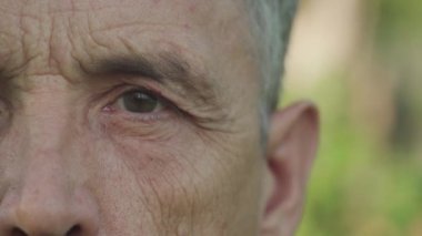 Kameraya bakan yaşlı adamların yakın çekimi.